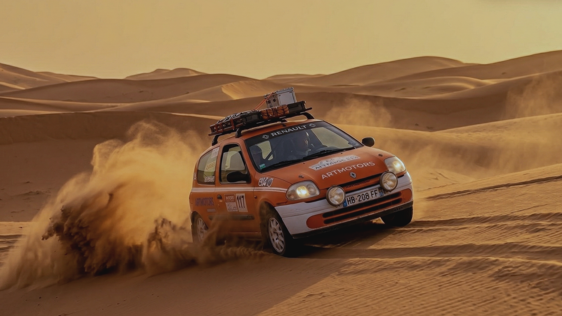 Clio orange dans les dunes de sable