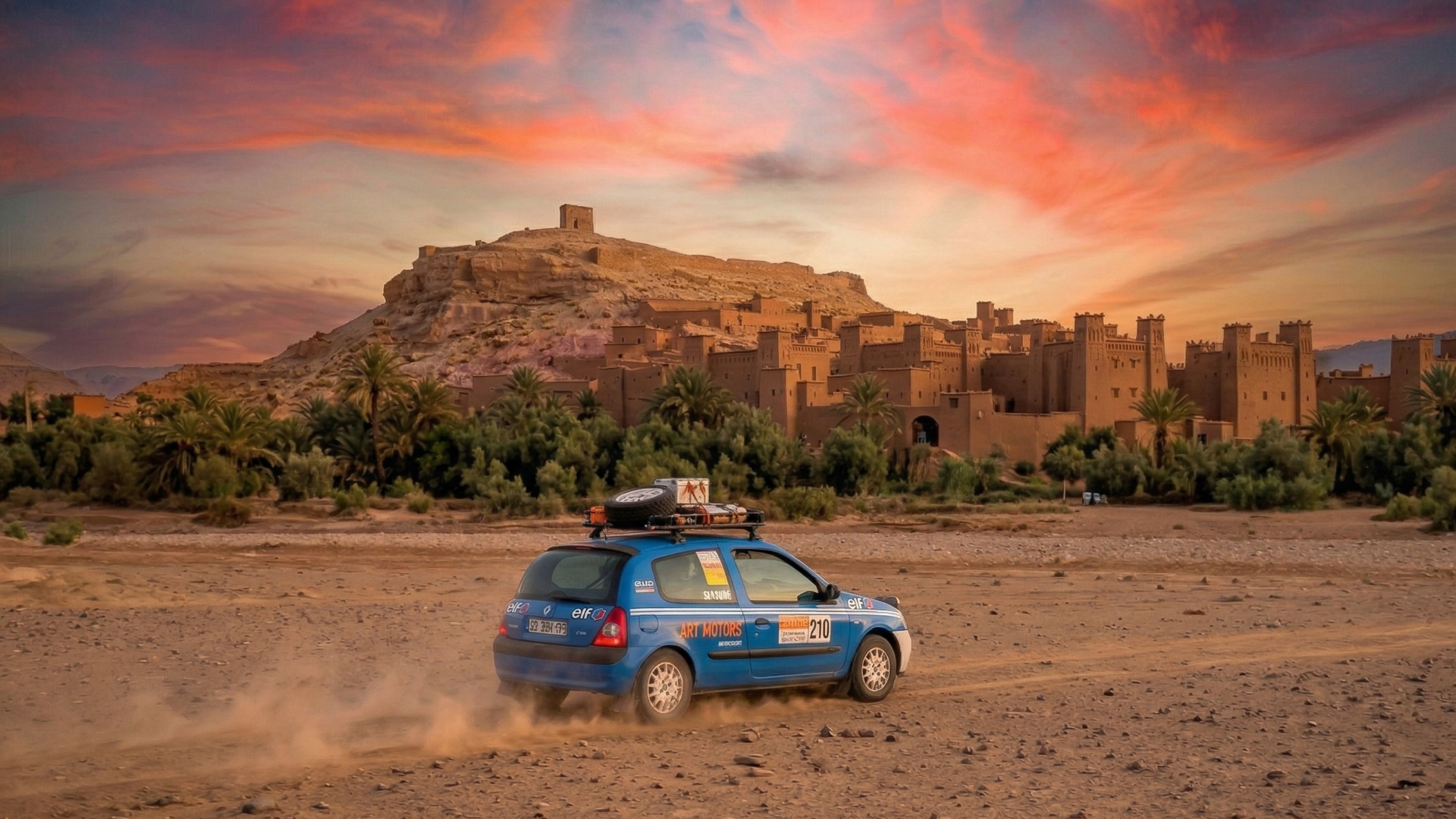 Clio bleue devant une kasbah marocaine